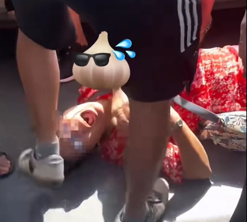 大妈地铁上要求年轻人让座，被另一大妈怼后倒地大哭：他们凭什么爱你啊？