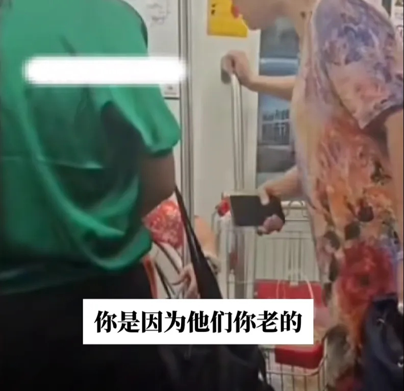 大妈地铁上要求年轻人让座，被另一大妈怼后倒地大哭：他们凭什么爱你啊？