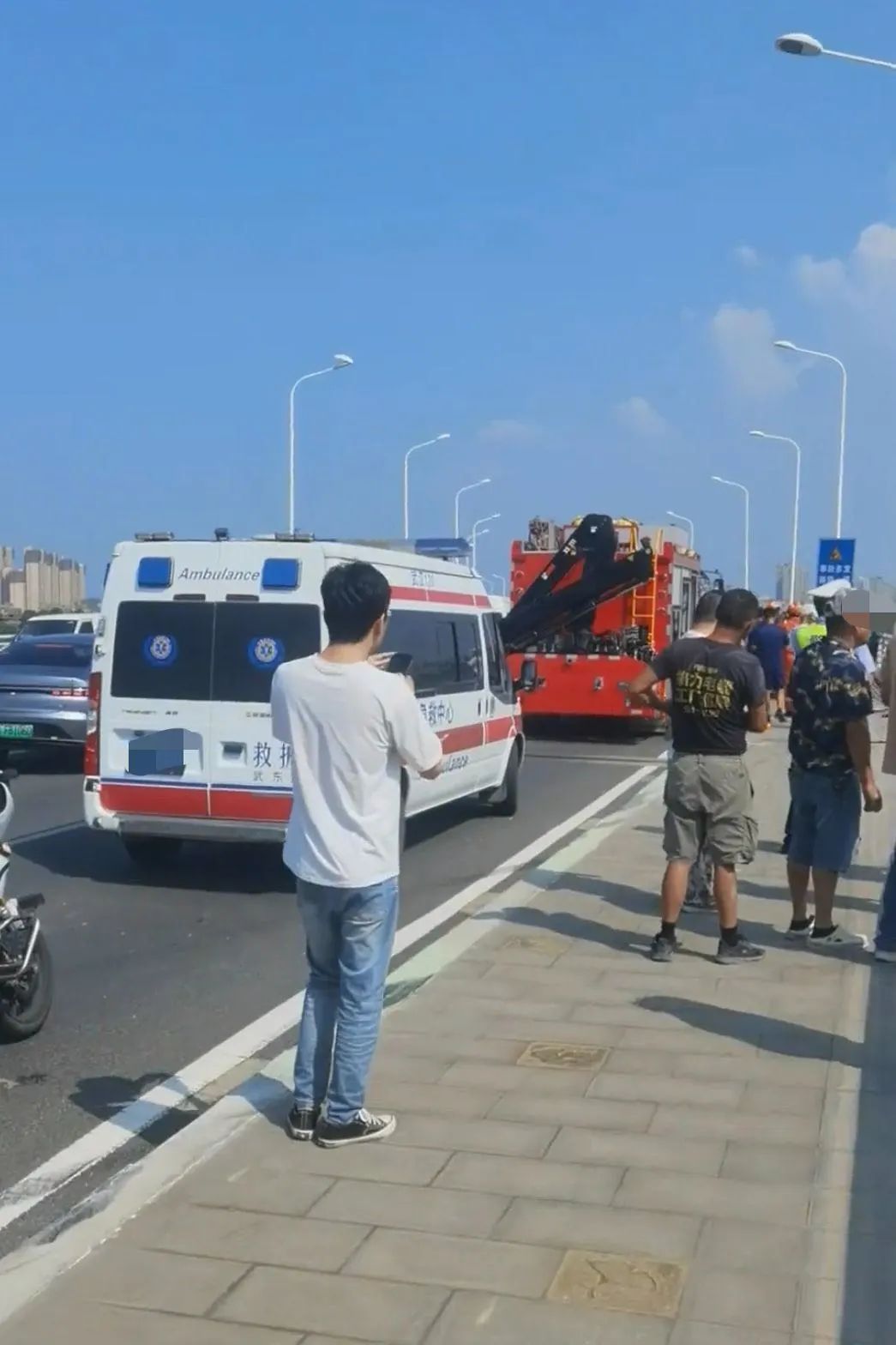 突发！武汉一车辆冲破护栏坠湖，多部门正搜救，一人遗体已被找到