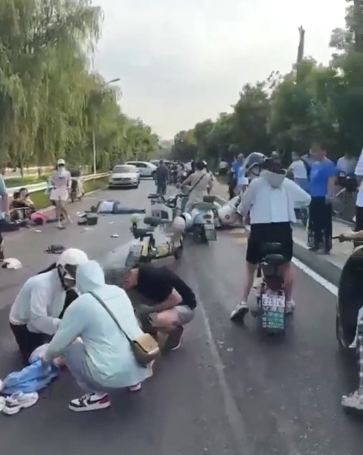 武汉一小学附近发生交通事故,警方通报→ 武汉一小学附近发生交通事故,警方通报→