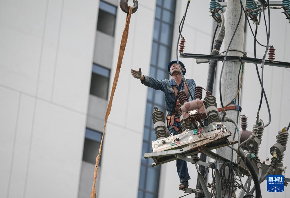 新华全媒+丨海南澄迈:台风过后 加紧抢修保供电 新华全媒+丨海南澄迈:台风过后 加紧抢修保供电