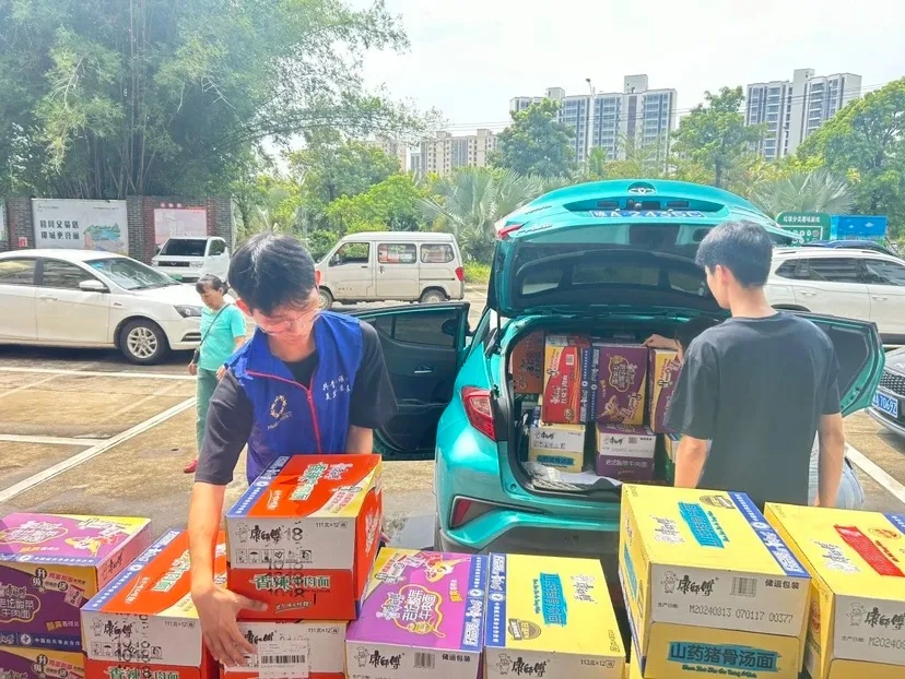 海南1万多名青年志愿者投身灾后重建