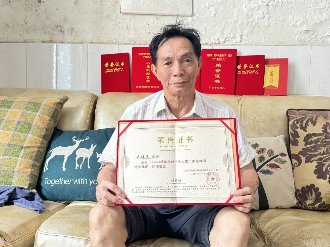 打满补丁的被单一用就是几十年，“吝啬”的他却负债资助了83位学生