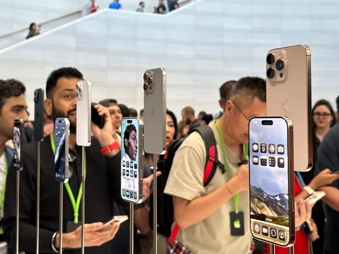 刚刚公布！iPhone16发布：售价5999元起，周五开动预订，新增沙漠金配色，AI功能来了