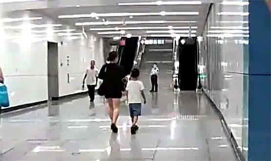我要坐车找妈妈！海宁7岁小男孩“勇闯”城铁站……