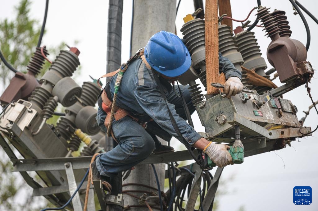 新华全媒+丨海南澄迈:台风过后 加紧抢修保供电 新华全媒+丨海南澄迈:台风过后 加紧抢修保供电