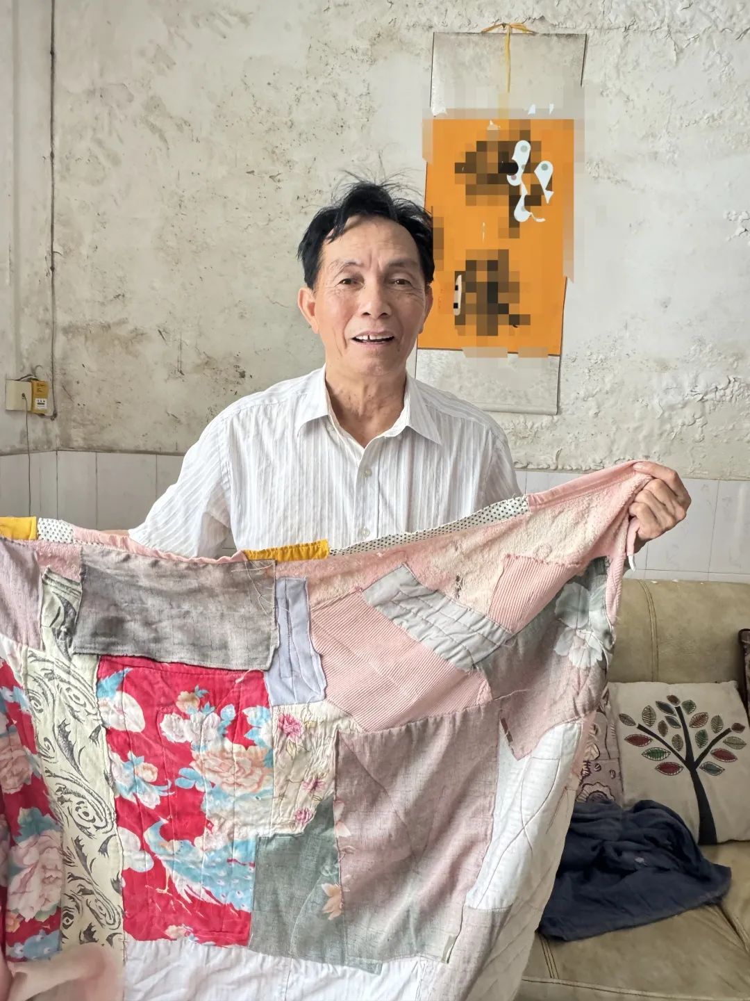 打满补丁的被单一用就是几十年，“吝啬”的他却负债资助了83位学生