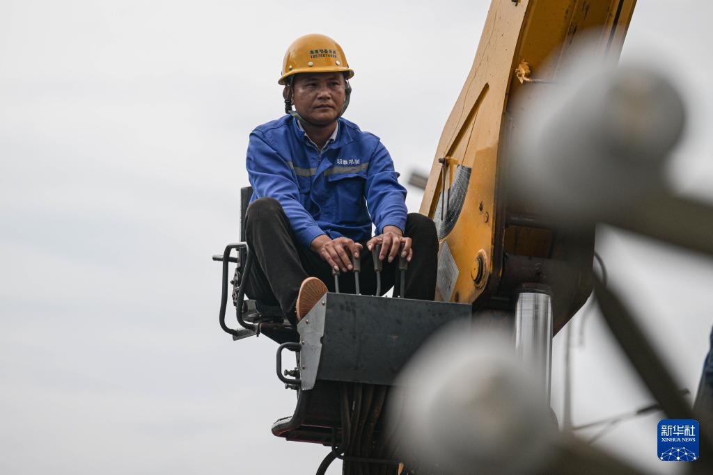 新华全媒+丨海南澄迈:台风过后 加紧抢修保供电 新华全媒+丨海南澄迈:台风过后 加紧抢修保供电