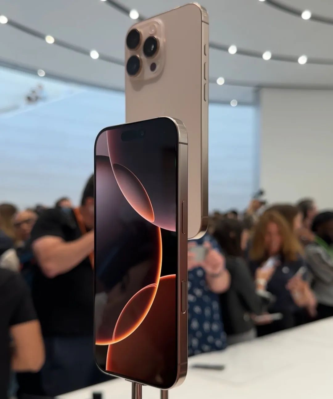 iPhone 16凌晨发布，配色好丑冲上热搜，网友吐槽“挤牙膏”
