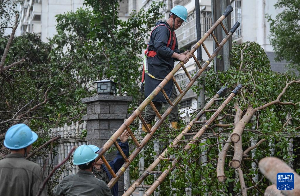 新华全媒+丨海南澄迈:台风过后 加紧抢修保供电 新华全媒+丨海南澄迈:台风过后 加紧抢修保供电