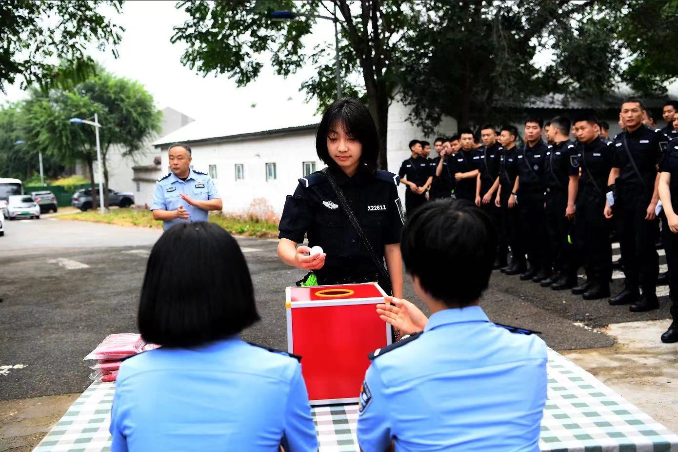 “我就想抽到这头德牧，没想到如愿以偿了！”