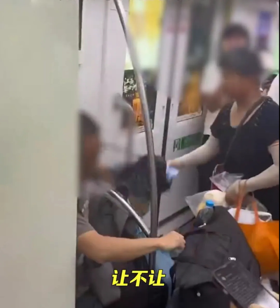 大妈地铁上要求年轻人让座，被另一大妈怼后倒地大哭：他们凭什么爱你啊？