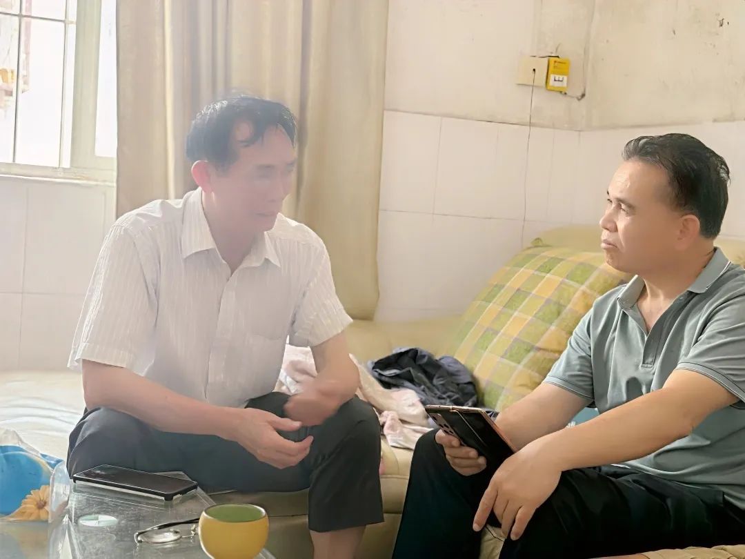打满补丁的被单一用就是几十年，“吝啬”的他却负债资助了83位学生
