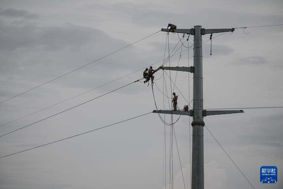 新华全媒+丨海南澄迈:台风过后 加紧抢修保供电 新华全媒+丨海南澄迈:台风过后 加紧抢修保供电