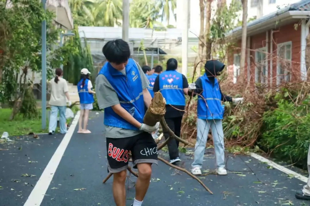 海南1万多名青年志愿者投身灾后重建