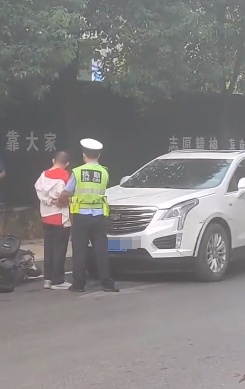 武汉一小学附近发生交通事故,警方通报→ 武汉一小学附近发生交通事故,警方通报→