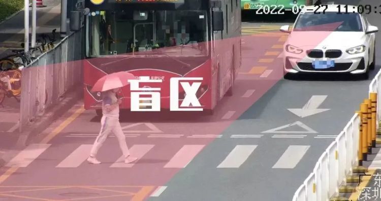 痛心！一卡车路口侧翻压到途经小车造成5人死亡，车遇车应如何礼让？