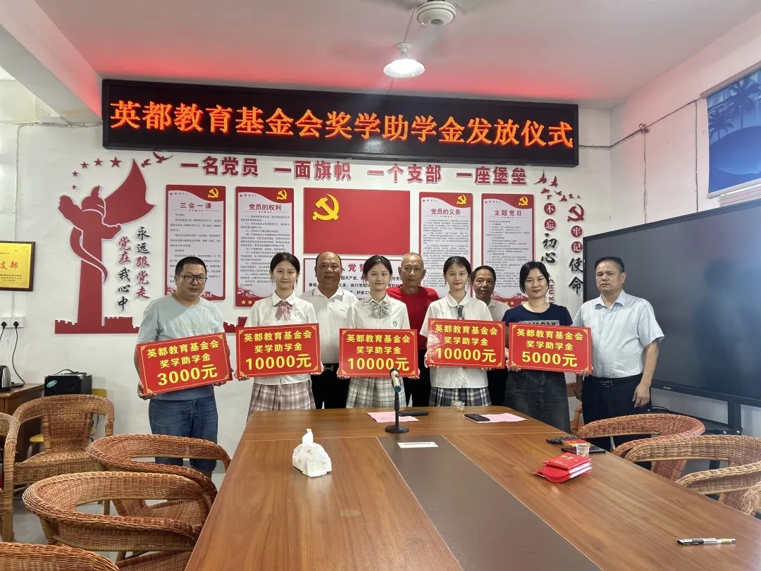 几乎一模一样！三胞胎姐妹考入同一所大学！