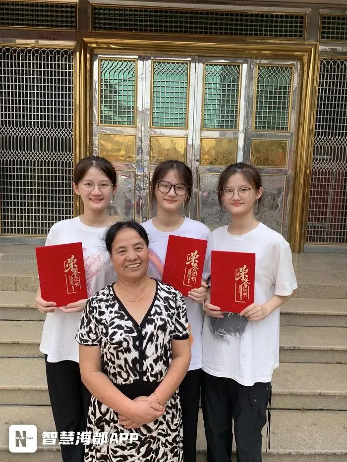 几乎一模一样！三胞胎姐妹考入同一所大学！