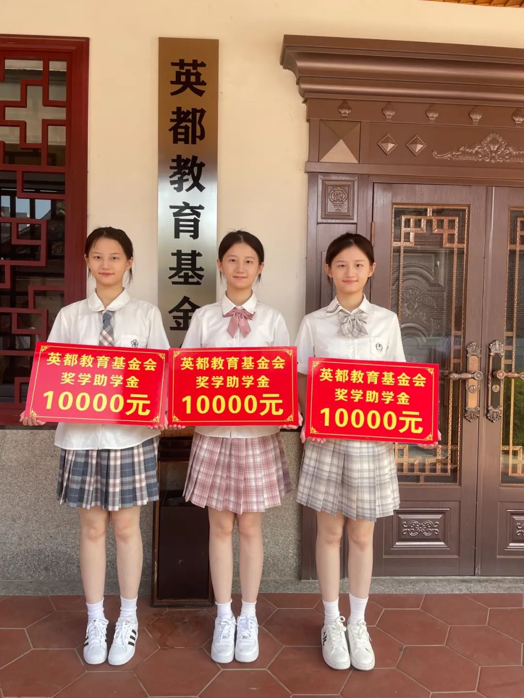 几乎一模一样！三胞胎姐妹考入同一所大学！