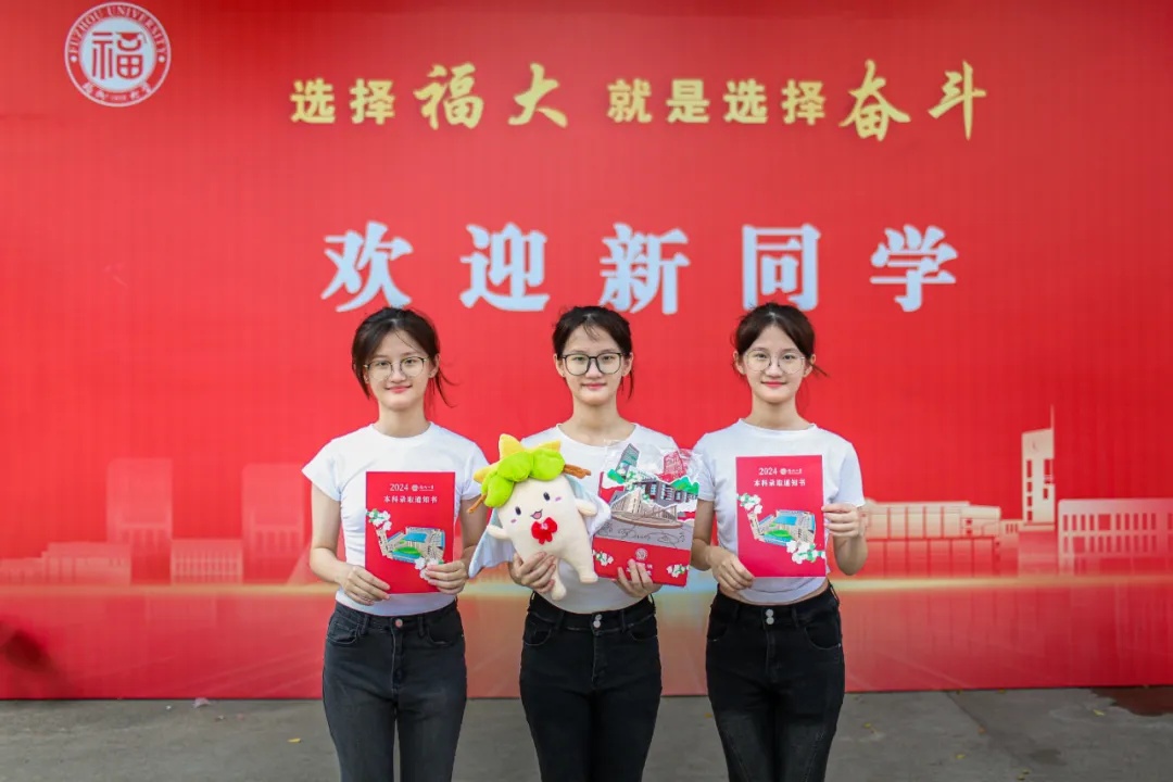 几乎一模一样！三胞胎姐妹考入同一所大学！