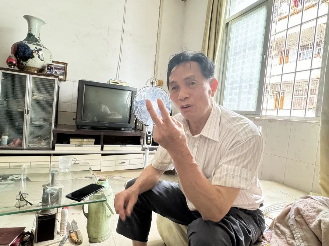 打满补丁的被单一用就是几十年，“吝啬”的他却负债资助了83位学生