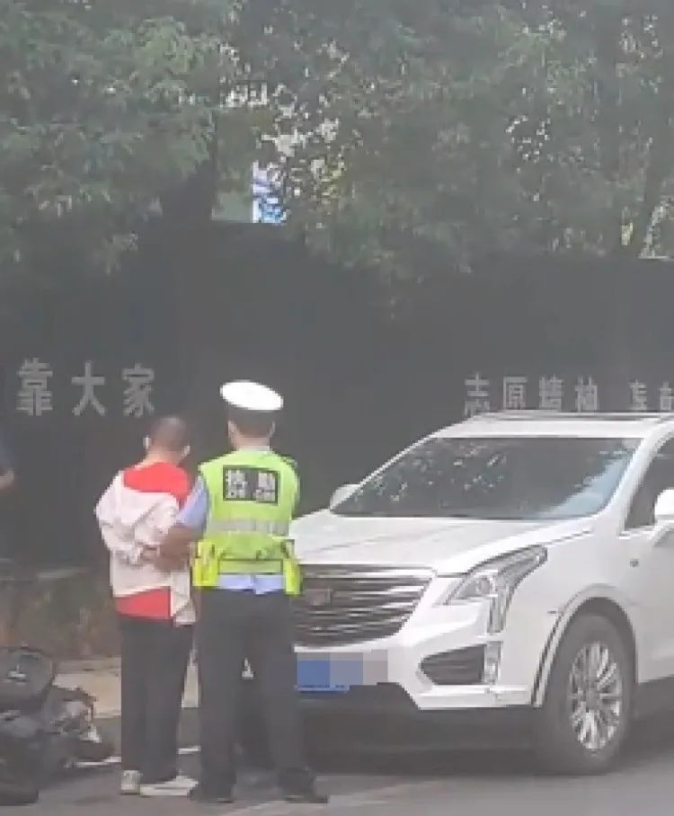 小学门口突发！男子驾车撞倒多人，当地警方通报