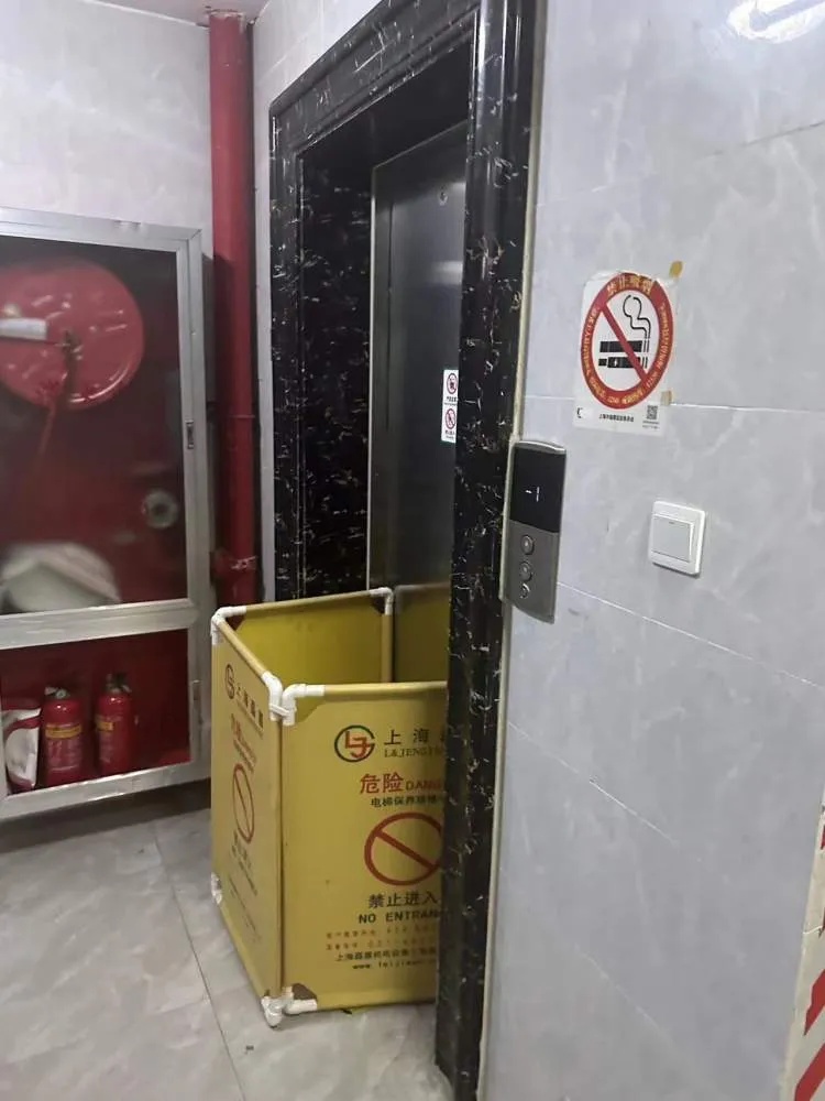 连坠14层！上海六旬老人吓懵，所有按钮都按了也没用，事发前3天电梯刚做过维保
