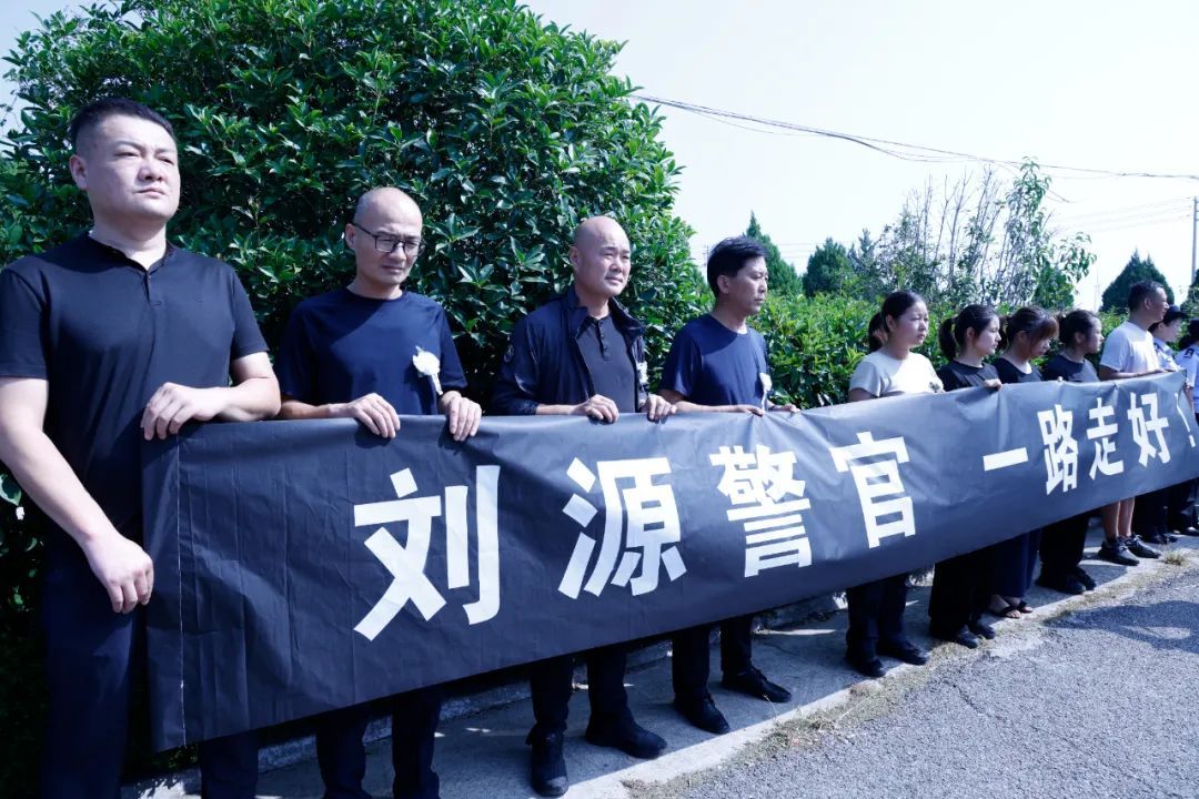 38岁民警因公牺牲，上周末刚给儿子过了生日……