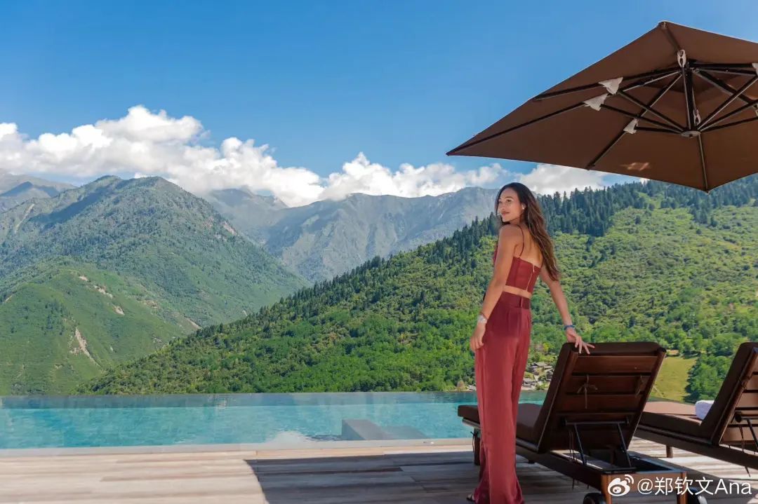 闪现九寨沟!郑钦文晒和父母游玩美照 闪现九寨沟!郑钦文晒和父母游玩美照