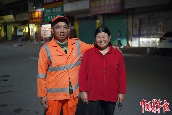 环卫工人捡到15万元之后，登上热搜榜第一名，怎么回事？