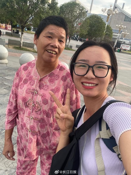 服务西部期满，休学两年的女孩带着母亲上大学