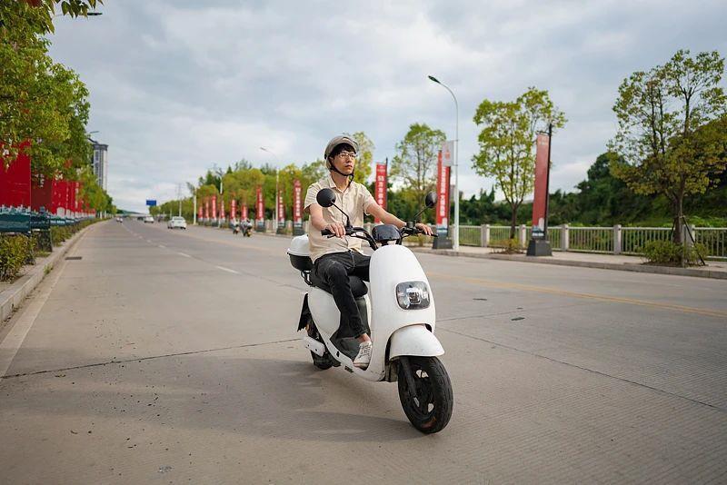 网约车乘客“开门杀”后扭头就走 警方通报：司机主责 乘客次责