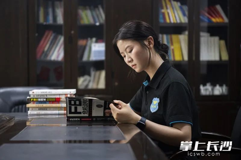 17楼天台救人的“00后”长沙女特警，找到了！