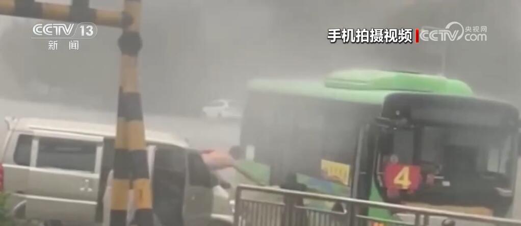 凡人善举传递温暖 点赞那些紧急时刻伸出援手的陌生人