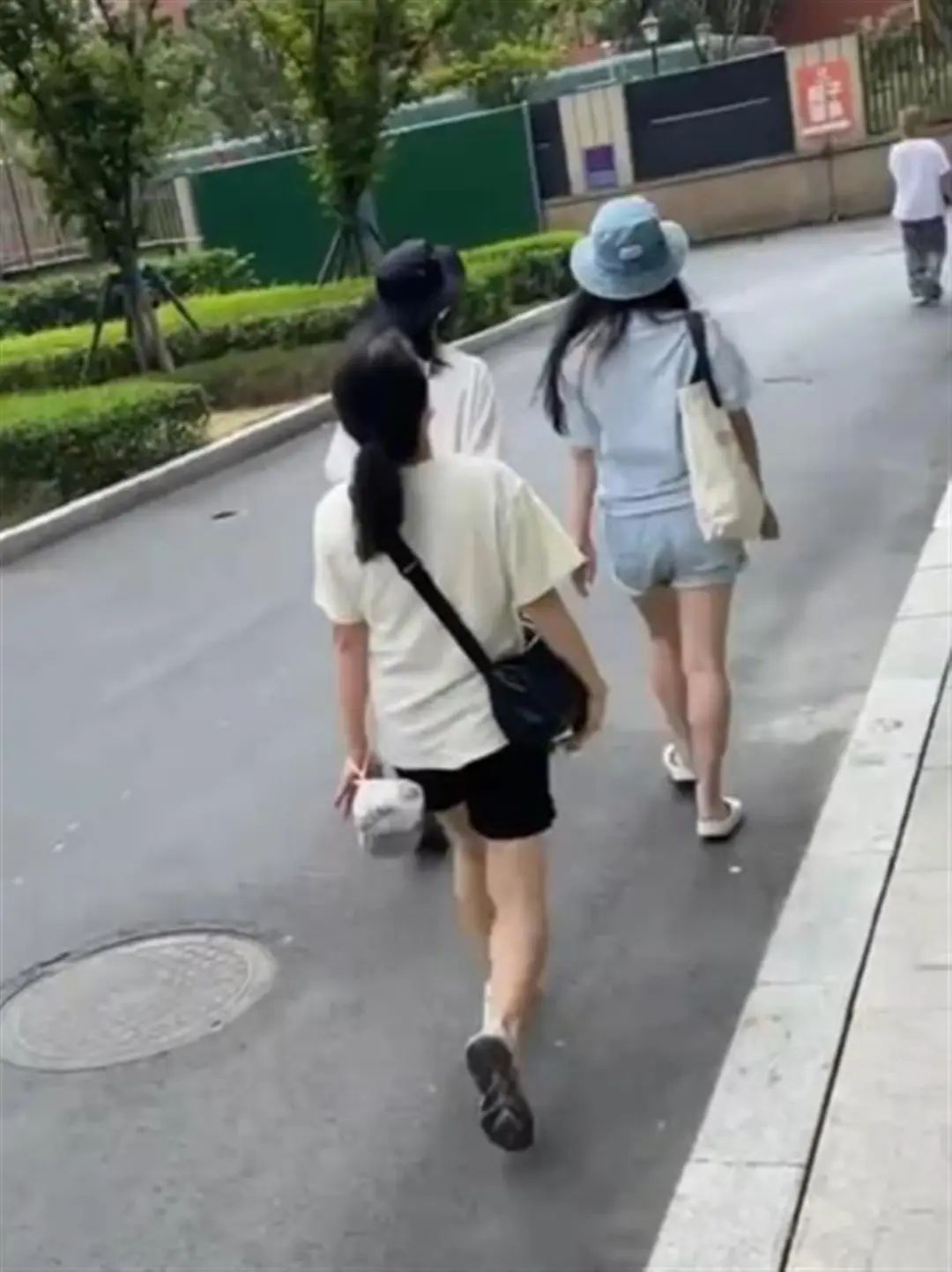 网约车乘客“开门杀”后转身走了！警方通报：司机主责