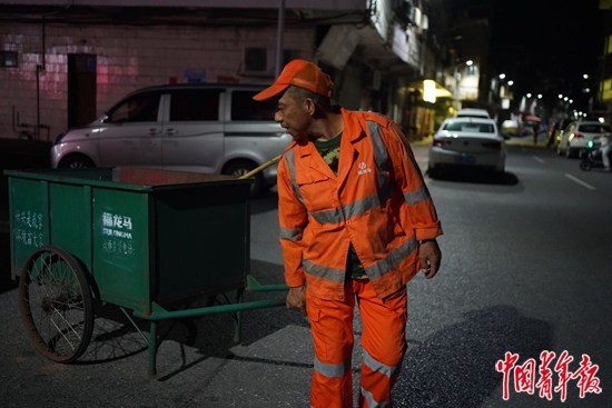环卫工人捡到15万元之后，登上热搜榜第一名，怎么回事？