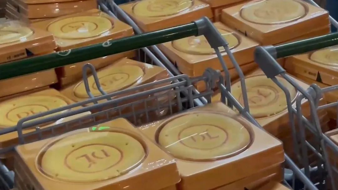 胖东来29.8元大月饼被哄抬至119元!回应→ 胖东来29.8元大月饼被哄抬至119元!回应→