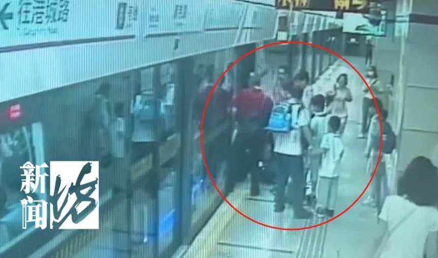 险！事发上海地铁早高峰，一声尖叫，有人整条腿瞬间被卡……类似事件已不是第一次