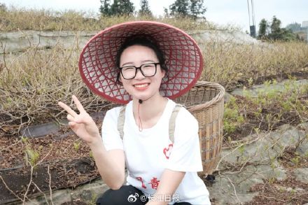 服务西部期满，休学两年的女孩带着母亲上大学