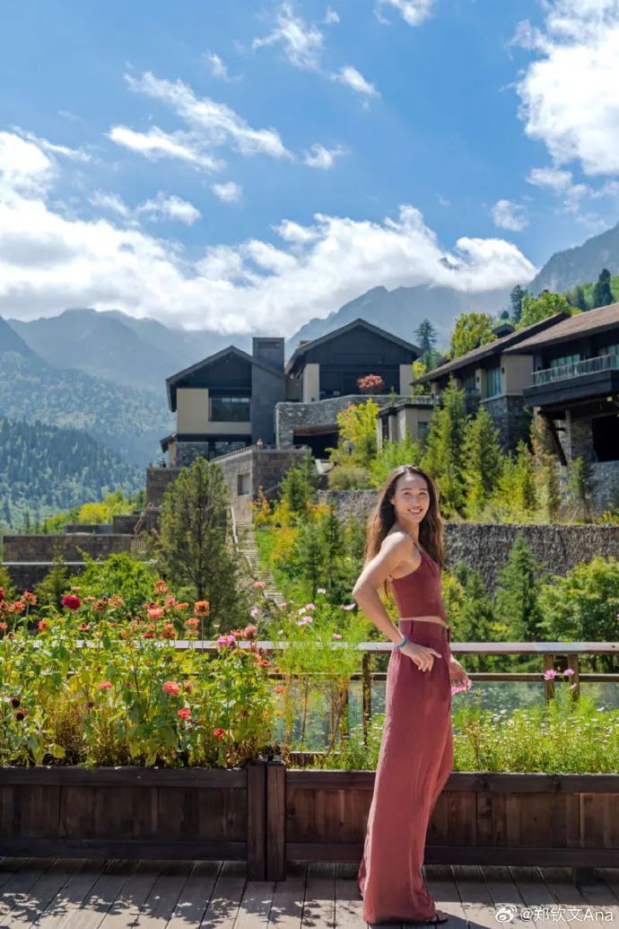 闪现九寨沟!郑钦文晒和父母游玩美照 闪现九寨沟!郑钦文晒和父母游玩美照