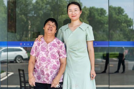 服务西部期满，休学两年的女孩带着母亲上大学