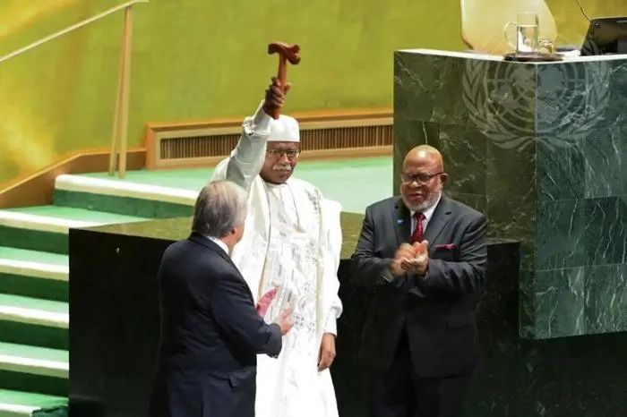 这一幕,联大代表共同见证 这一幕,联大代表共同见证