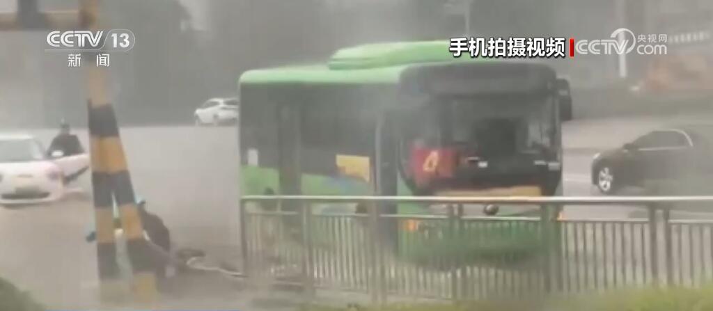 凡人善举传递温暖 点赞那些紧急时刻伸出援手的陌生人