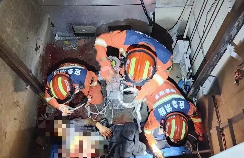 惊险！工人不慎坠入10米“深渊”，全身多处骨折！