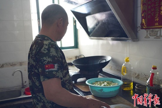 环卫工人捡到15万元之后，登上热搜榜第一名，怎么回事？