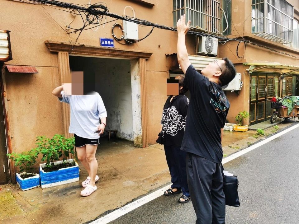 江苏一女子被高处坠落的宠物猫砸伤头部，法院调解后，猫主人赔偿1万多元