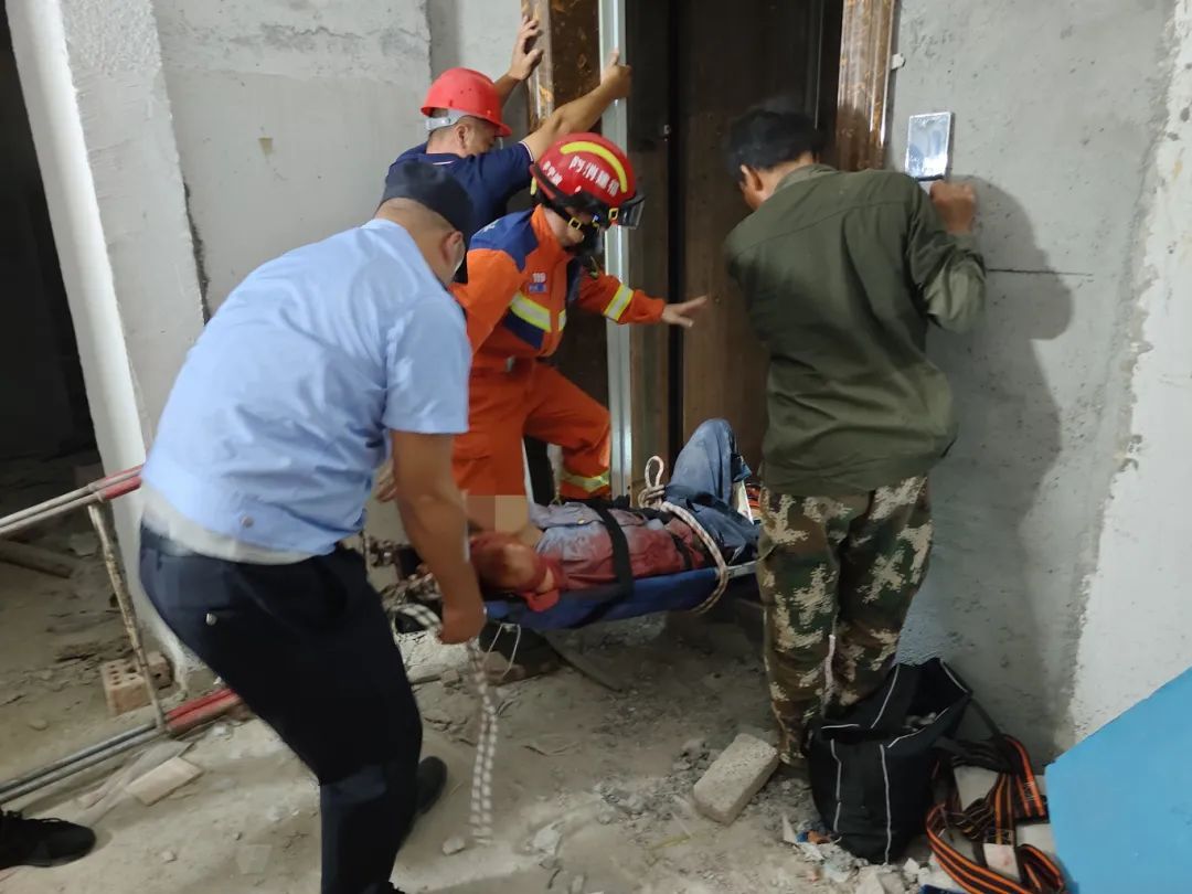 惊险！工人不慎坠入10米“深渊”，全身多处骨折！