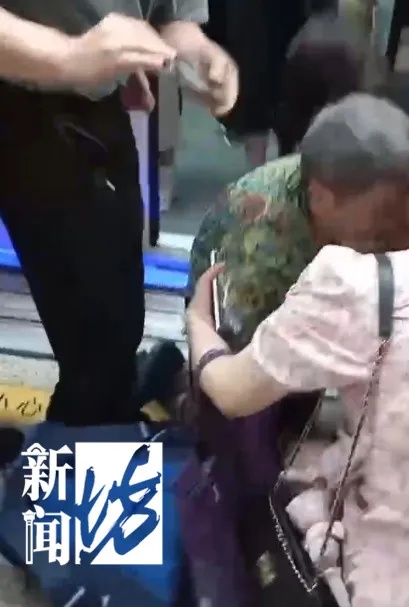 险！事发上海地铁早高峰，一声尖叫，有人整条腿瞬间被卡……类似事件已不是第一次