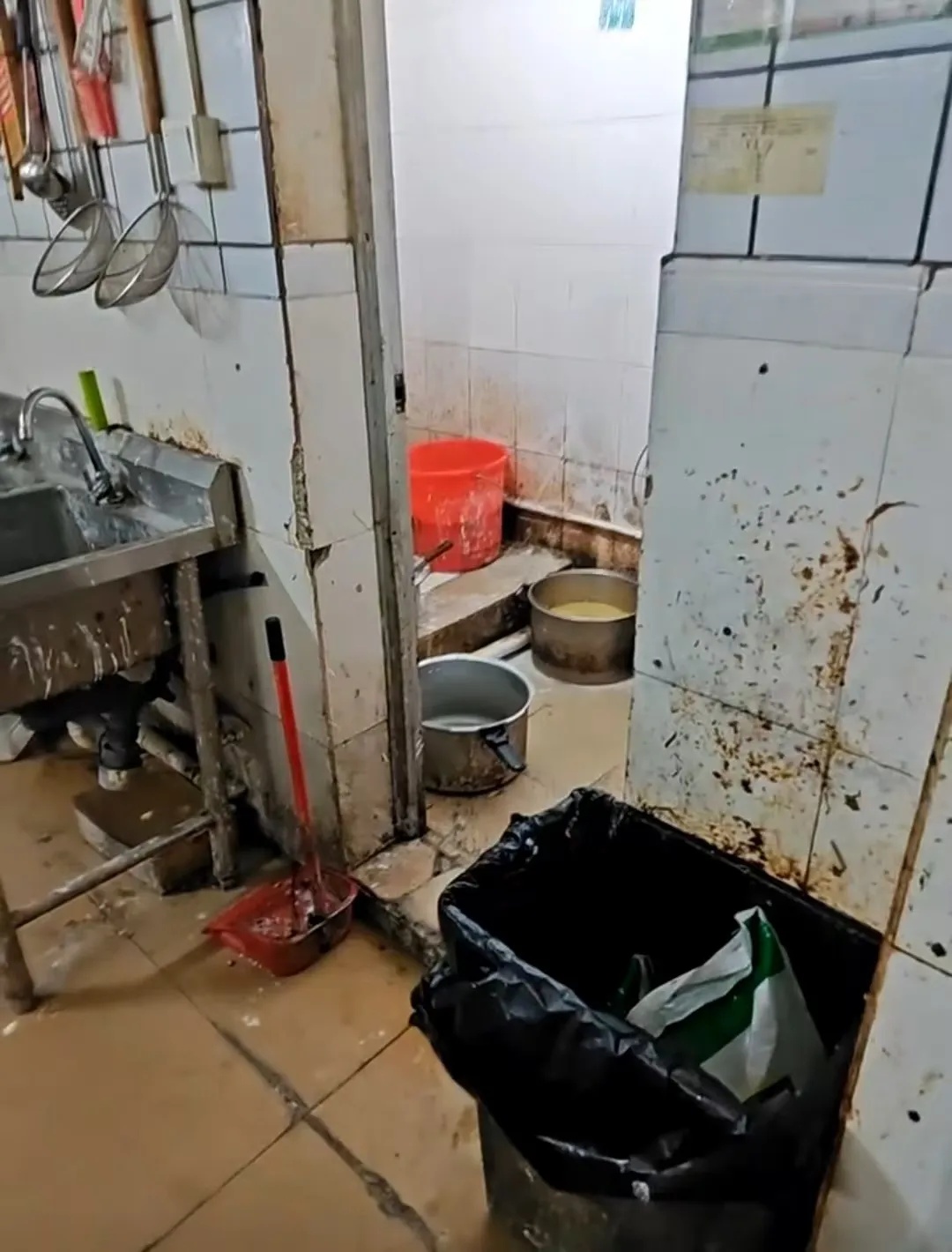 停业!下架!知名肠粉店被曝脏乱差,“疑似电饭锅被放置卫生间”… 停业!下架!知名肠粉店被曝脏乱差,“疑似电饭锅被放置卫生间”…